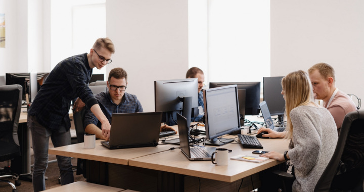 Les veilleurs pourraient s’emparer de l’IA pour construire des scénarios d’anticipation, pour réaliser une modélisation de la propagation d’une rumeur et pour générer des contre-discours. (Freepik premium/Arthur Hidden) veilleurs-intelligence-artificielle-ereputation