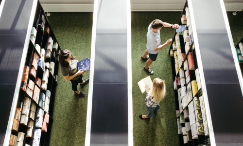 Les bibliothécaires doivent sans cesse œuvrer pour la bonne cohabitation de publics aux usages variés. (Freepik) accueil-universel-epreuve-tensions