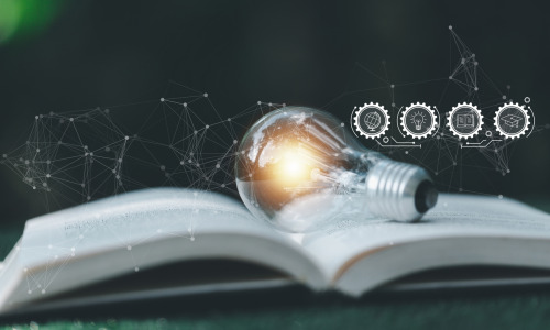 photographie-ampoule-posee-sur-livre-ouvert-icones-gestion-connaissances