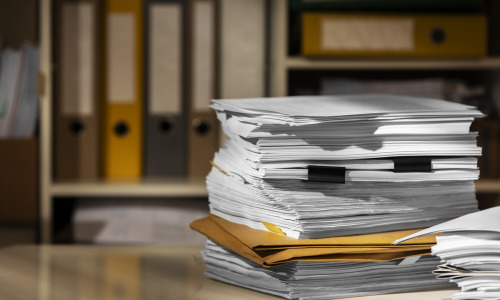 Seuls 16 % des communes disposent d’un personnel dédié à la gestion des archives et 57 % n’ont aucune organisation documentaire structurée. (Magnific) archives-belgiques-communes-manque-personnel