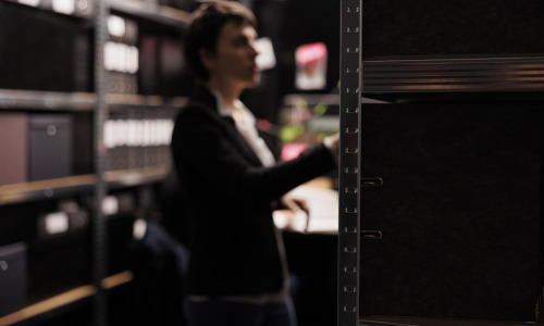 Gérer des archives classifiées au format papier implique des mesures de sécurisation, comme la protection des locaux physiques, un accès restreint et un suivi des consultations. (DC Studio/Magnific) gestion-archives-classifiees-definition-methode-actions