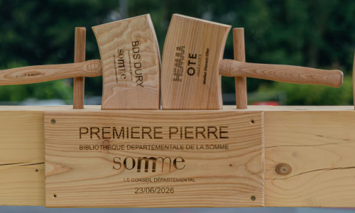 La première pierre de la future Bibliothèque départementale de la Somme a été posée le 23 juin dernier (© Xavier Comor / Conseil départemental de la Somme) future-bibliotheque-departementale-Somme-sortira-terre-2027