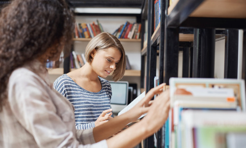 Depuis la rentrée, près de 1 000 inscriptions ont été enregistrées dans le réseau des bibliothèques de Nîmes. (Cookie Studio/Magnific) bibliotheque-municipale-inscriptions-gratuites