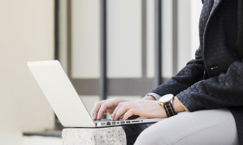 Box vous donne rendez-vous au salon Tech For Retail les 24 et 25 novembre. (Freepik) professionnelle-femme-ordinateur-teletravail