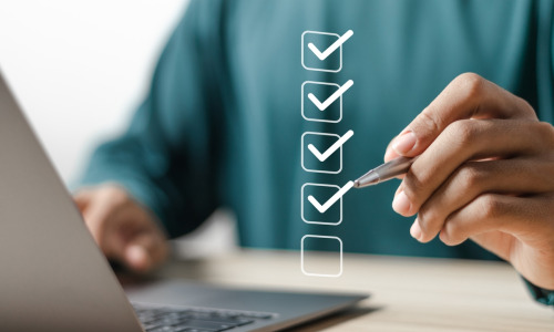 Avant d’acquérir un logiciel ou de souscrire à un service numérique, six points de contrôle permettent d’examiner sa conformité. (Stockboy/Magnific) checklist-conformite-numerique-logiciel-donnees