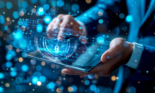 photographie-main-tenant-tablette-avec-hologramme-representant-bouclier-securite