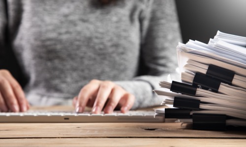 Avec l’essor de la data et de l’IA, les métiers de la veille et de la documentation se réinventent pour rester au cœur de la décision et de la valeur (Freepik).