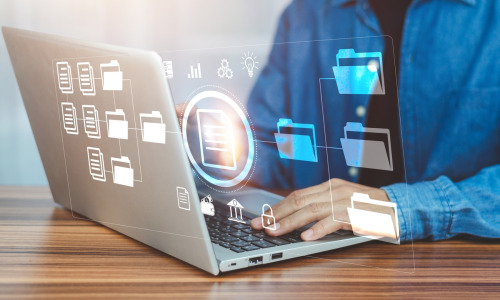 photographie-professionnel-sur-ordinateur-gerant-dossiers-numeriques