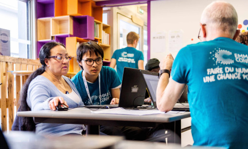 Emmaus-Connect-Dinum-chevet-personnes-eloignees-numerique