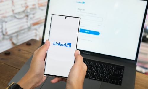 Les changements des conditions générales d’utilisation et de la politique de confidentialité entreront en vigueur à partir du 3 novembre 2025.(Mteerapat/Freepik) entrainement-ia-generative-linkedin