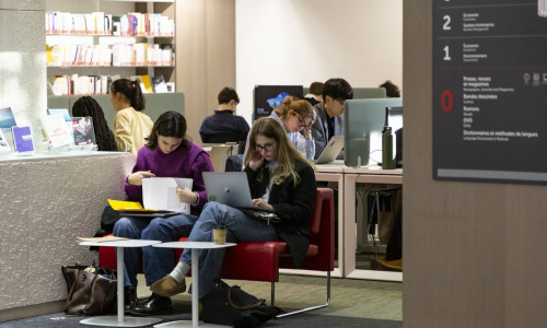 Les BU du monde entier constatent une baisse de l’emprunt d’ouvrages et un usage massif des moteurs de recherche généralistes avant même l’usage des catalogues des bibliothèques. (Caroline Maufroid/Sciences Po) etudiants-ia-generative-bibliotheques-universitaires