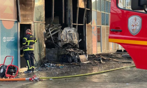 La médiathèque Chantal Mauduit de Grenoble, entièrement détruite à la suite d’un incendie provoqué par une voiture-bélier projetée dans l’établissement. (France 3 Alpes) face-aux-violences-bibliothecaires-desempares