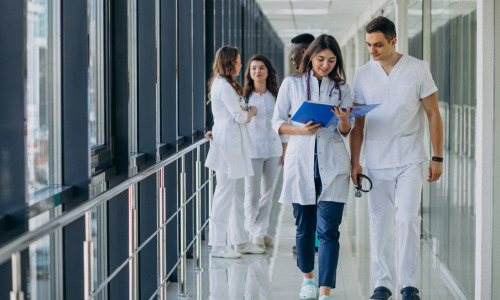 Pour retrouver de la fluidité dans leurs échanges internes et un quotidien moins sous tension, les établissements de santé sont de plus en plus nombreux à s’équiper de plateformes collaboratives (crédits Freepik de Senivpetro)