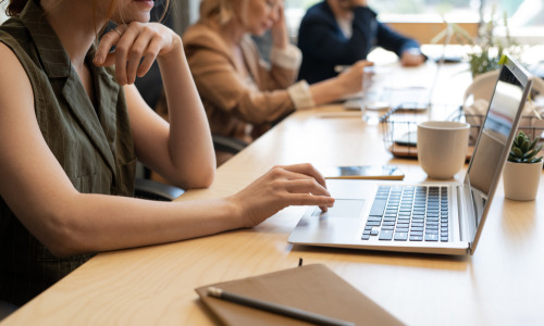 L'Europe fait figure de cheffe de file dans l'adoption de l'intelligence artificielle (Freepik Premium / Press master) Plus-40%-population-francaise-recourent-IA