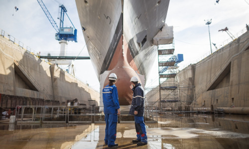 "Un sous-marin, c’est plus d’un million de composants, ce qui signifie qu’il y a beaucoup de documentation et de données associées", explique Delphine Mouchel, responsable des archives de Naval Group. (Naval Group/Adrien Daste) naval-group-archives-documentation-donnees
