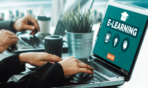 Il existe plusieurs plateformes en ligne pour se former, se reconvertir ou acquérir de nouvelles compétences. (Frolopiaton Palm/Freepik) plateformes-formations-en-ligne-gratuites