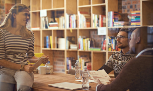 Qualibib est devenue un véritable guide pratique de la qualité en bibliothèque. (The Yuri Arcurs Collection/Freepik) qualibib-referentiel-qualite-bibiliotheques