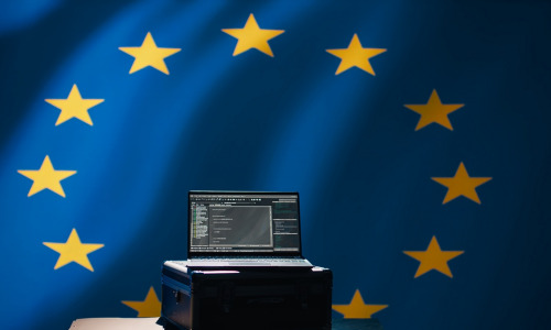 La mise en œuvre du RIA en France illustre les tensions entre régulation et innovation, entre spécialisation et coordination, entre ambition européenne et réalités nationales. (DC Studio/Freepik) reglement-europeen-intelligence-artificielle-explications-alessandron-fiorentino