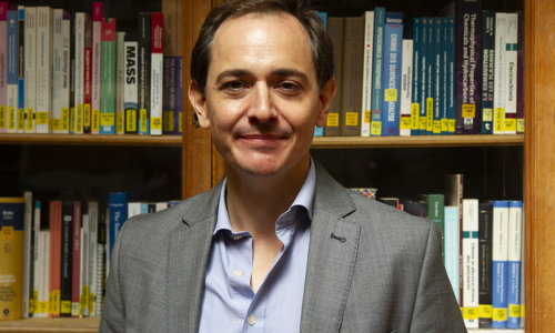 Sébastien Perrin, directeur de la Bibliothèque de l’École des Mines de Paris-PSL et membre de la coordination exécutive du consortium Couperin. (DR) sebastien-perrin-edition-scientifique-ia