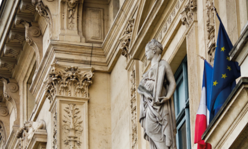 Ce supplément d’Archimag propose d’ouvrir le capot : infrastructures, souveraineté, méthodes, réussites et points d’attention. (Freepik) secteur-public-guide-vers-transformation-souveraine-performante