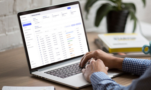 photographie-mains-ordinateur-clavier-bureau-traitement-factures-electroniques