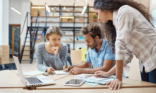 Les start-up constituent des leviers pour miser à la fois sur l’innovation et sur le terrain de la souveraineté. (Cookie_studio/Freepik) souverainete-numerique-start-up-levier