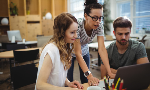 Les liens entre start-up et grands groupes s’intensifient à un rythme sans précédent (Freepik Premium / peoplecreations) 18000-start-up-actives-450000-emplois-French-Tech-chiffres