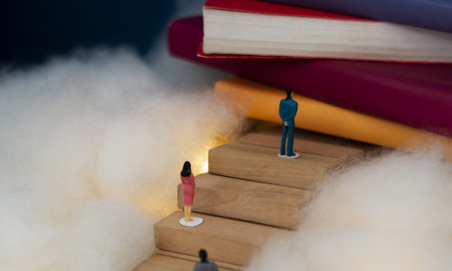 Développer le storytelling d’une entreprise à partir de ses archives exige un savoir-faire, faut-il internaliser ou externaliser cette mission ? (Freepik) internaliser-externaliser-mission-archives-entreprise-storytelling