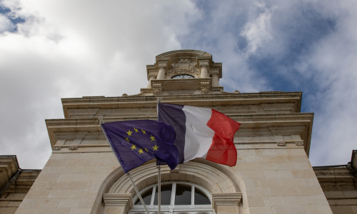 hotel-de-ville-dans-le-centre-ville-de-bonnes-avec-des-drapeaux-de-l-europe-francaise-sur-un-batiment-en-pierre