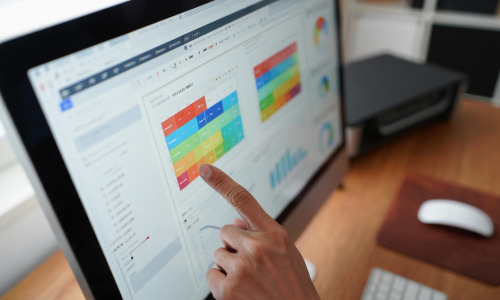 Visualping, ChangeTower et Fluxguard proposent des versions gratuites pour surveiller les changements de pages web et recevoir des alertes. (Smsadiknawaj/Magnific) surveillance-pages-web-detection-changements-alertes