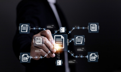 Rendez-vous le 8 octobre à 11h30 sur Livestorm pour la conférence "Quand l'IA et l'expertise BPO accélèrent l'automatisation des processus documentaires" avec TP. (Magnific/user850788) photo-homme-daffaires-icones-documents-electroniques