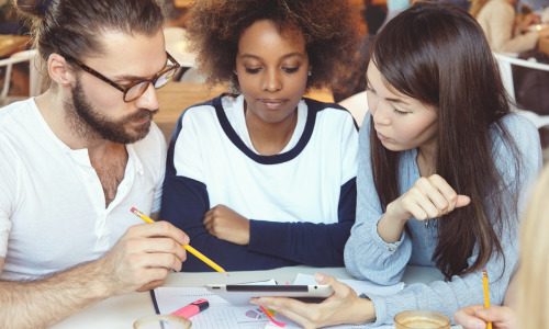 Un glossaire en accès libre sur l'IA appliquée à la gestion de l'information documentaire. (Wayhomestudio/Freepik) gestion-information-documentaire-intelligence-artificielle-glossaire