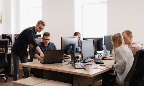 Les veilleurs pourraient s’emparer de l’IA pour construire des scénarios d’anticipation, pour réaliser une modélisation de la propagation d’une rumeur et pour générer des contre-discours. (Freepik premium/Arthur Hidden) veilleurs-intelligence-artificielle-ereputation