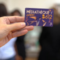 La solution Open+ de Bibliothèque permet aux bibliothèques et médiathèques d'élargir leurs horaires d'ouverture sans main-d'œuvre supplémentaire. (DR) photographie-main-tenant-carte-open+