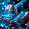 photographie-main-tenant-tablette-avec-hologramme-representant-bouclier-securite