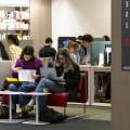 Les BU du monde entier constatent une baisse de l’emprunt d’ouvrages et un usage massif des moteurs de recherche généralistes avant même l’usage des catalogues des bibliothèques. (Caroline Maufroid/Sciences Po) etudiants-ia-generative-bibliotheques-universitaires