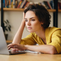 L’impression de retrouver les mêmes informations au cours de la journée pour 82 % des personnes interrogées (magnific / garetsvisual) fatigue-informationnelle-touche-un-Francais-sur-deux