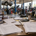 Garage avec des factures sur un bureau