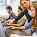 Avec eArchiving, l’Europe souhaite se doter d’une expertise technologique capable de placer les diplômés à l’avant-garde de la pratique contemporaine de l’archivage électronique. (Wavebreak Media/Magnific) archivage-numerique-europe-formation