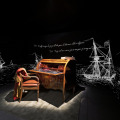 Vue sur le bureau de Richard Hennessy avec défilement de la recomposition d’une lettre de Richard Hennessy adressée à son fils. (Jas Hennessy & Co/Julia Hasse/Et Alors Productions) richard-hennessy-archives-ia-transcription