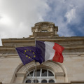 hotel-de-ville-dans-le-centre-ville-de-bonnes-avec-des-drapeaux-de-l-europe-francaise-sur-un-batiment-en-pierre