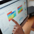 Visualping, ChangeTower et Fluxguard proposent des versions gratuites pour surveiller les changements de pages web et recevoir des alertes. (Smsadiknawaj/Magnific) surveillance-pages-web-detection-changements-alertes