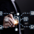 Rendez-vous le 8 octobre à 11h30 sur Livestorm pour la conférence "Quand l'IA et l'expertise BPO accélèrent l'automatisation des processus documentaires" avec TP. (Magnific/user850788) photo-homme-daffaires-icones-documents-electroniques