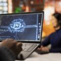 "L’IA n’impose rien : elle suggère, et c’est au professionnel de valider, structurer, interpréter", explique Bernard Strainchamps. (DC Studio/Freepik) veille-ia-generative-retour-experience